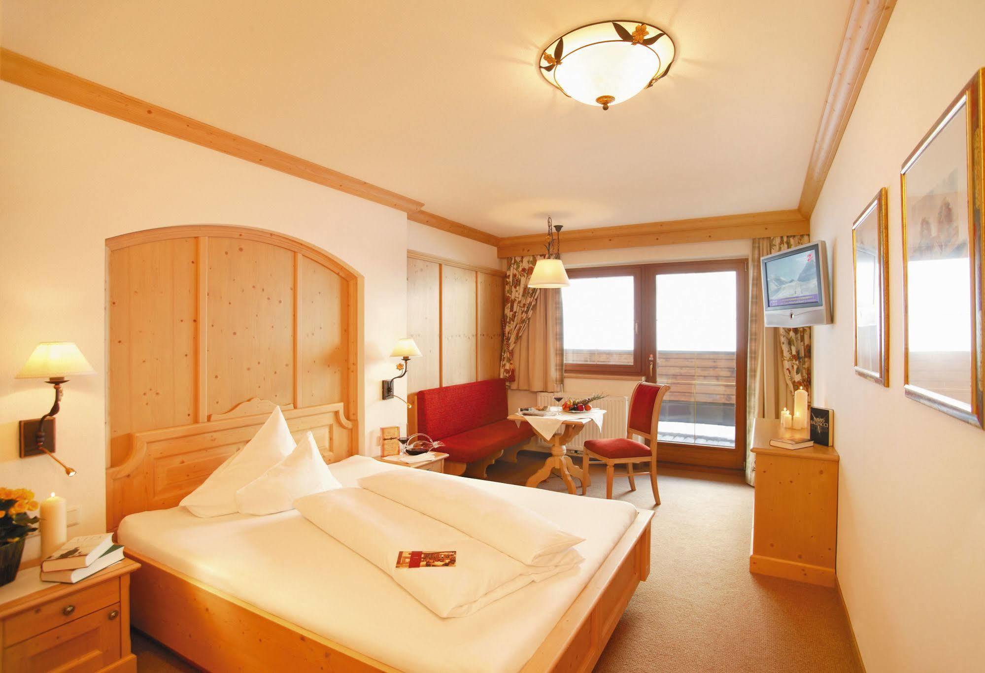Hotel Alpenhof ทักซ์ ภายนอก รูปภาพ